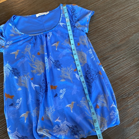 2/$25. Rickis periwinkle blue printed top with polyester lining in size XS. - Picture 8 of 8